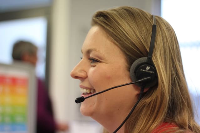 operator answering a call in the call centre